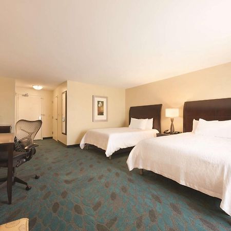 Hilton Garden Inn Fargo Exterior photo