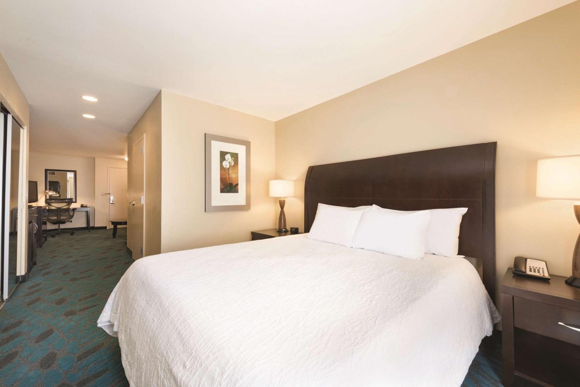 Hilton Garden Inn Fargo Exterior photo